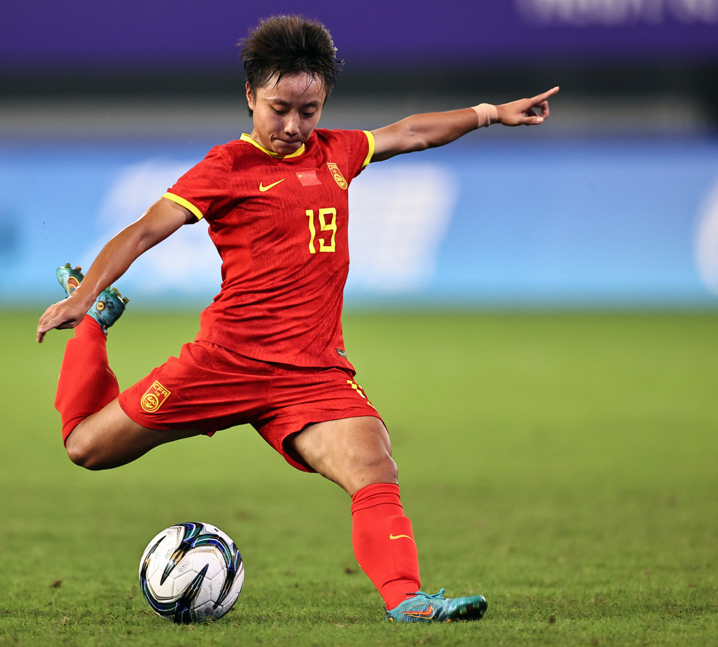 关于足球场上,女运动员们绽放璀璨风采的信息 关于足球场上,女运动员们绽放璀璨风采的信息