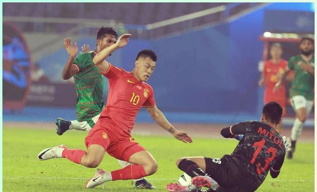 aoa体育课程-双方球队争分夺秒，激烈对抗