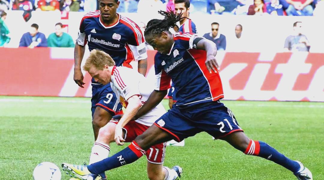 双方球队争分夺秒,激烈对抗 双方球队争分夺秒,激烈对抗