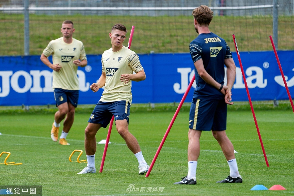 aoa体育馆-经验丰富！霍芬海姆主教练指导全队备战的简单介绍