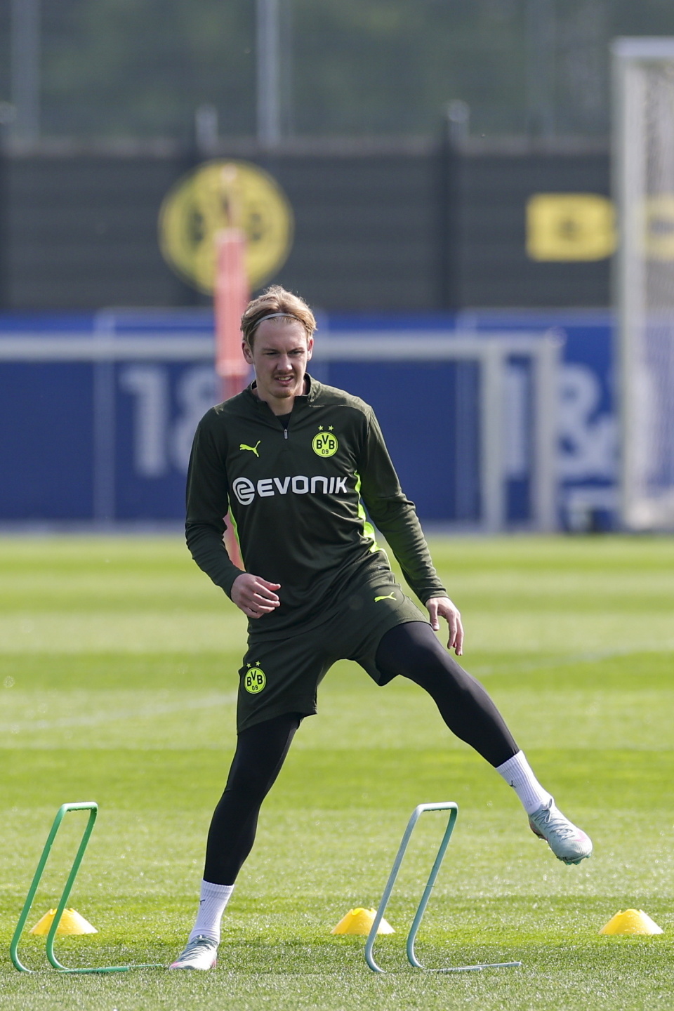 包含多特蒙德一线队训练热身,全员保持高集中力的词条 包含多特蒙德一线队训练热身,全员保持高集中力的词条